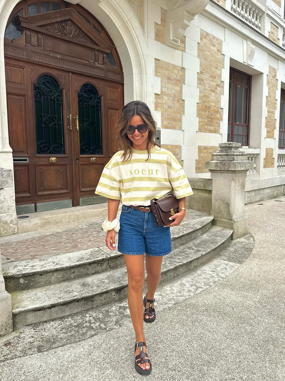 come-indossare-shorts-citta-tshirt