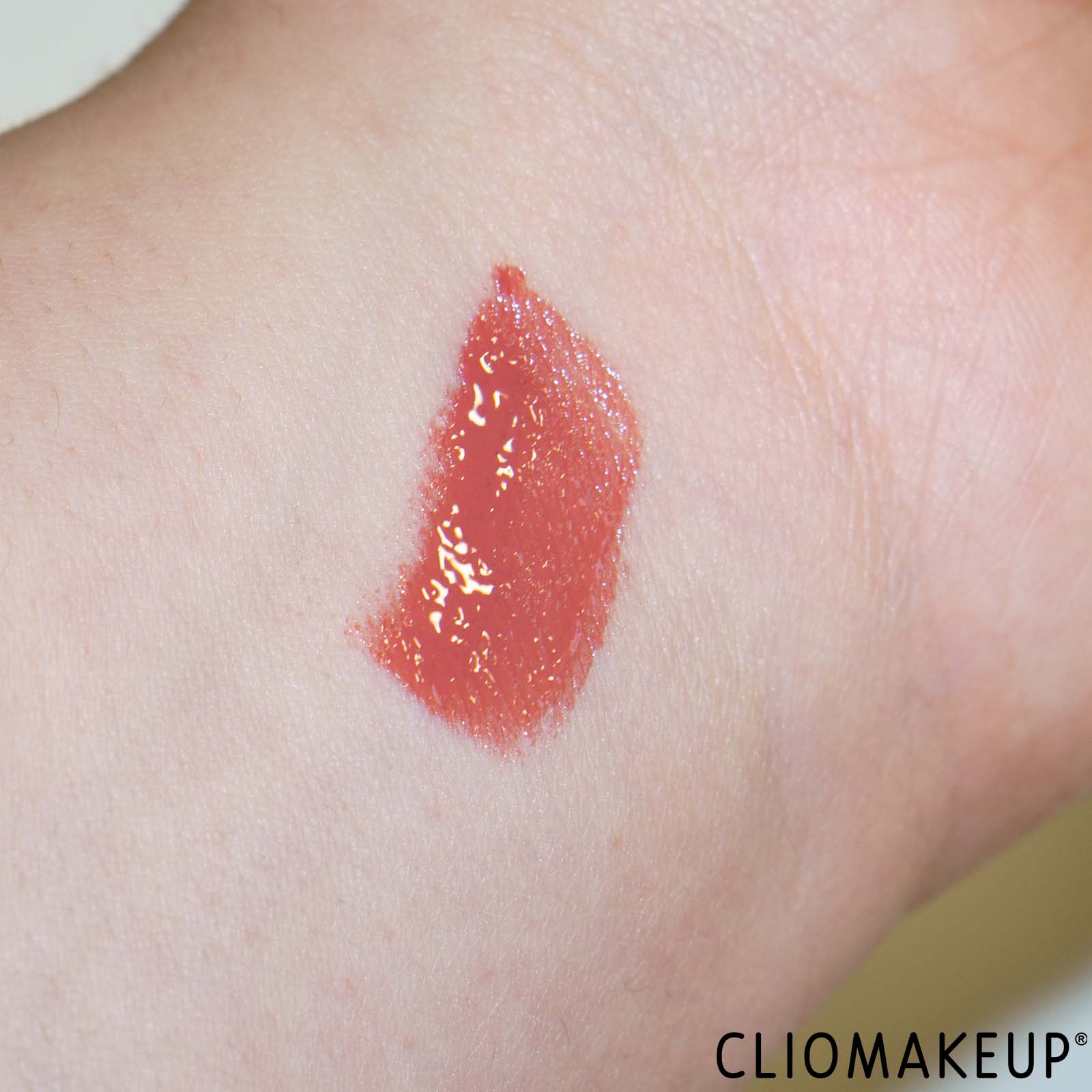 recensione-gloss-nyx-hydrating-gloss-serum-lip-iv-swatch