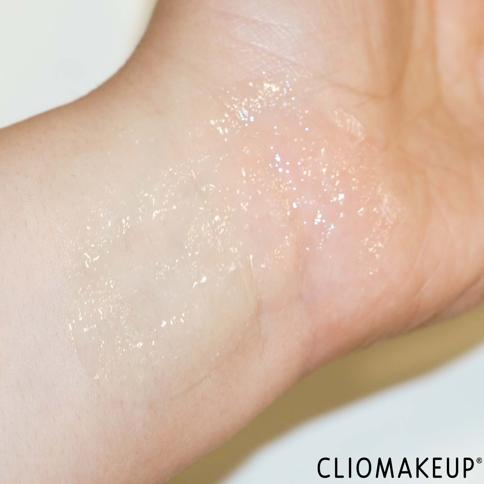 recensione-scrub-viso-collistar-gentle-gel-scrub-swatch-braccio