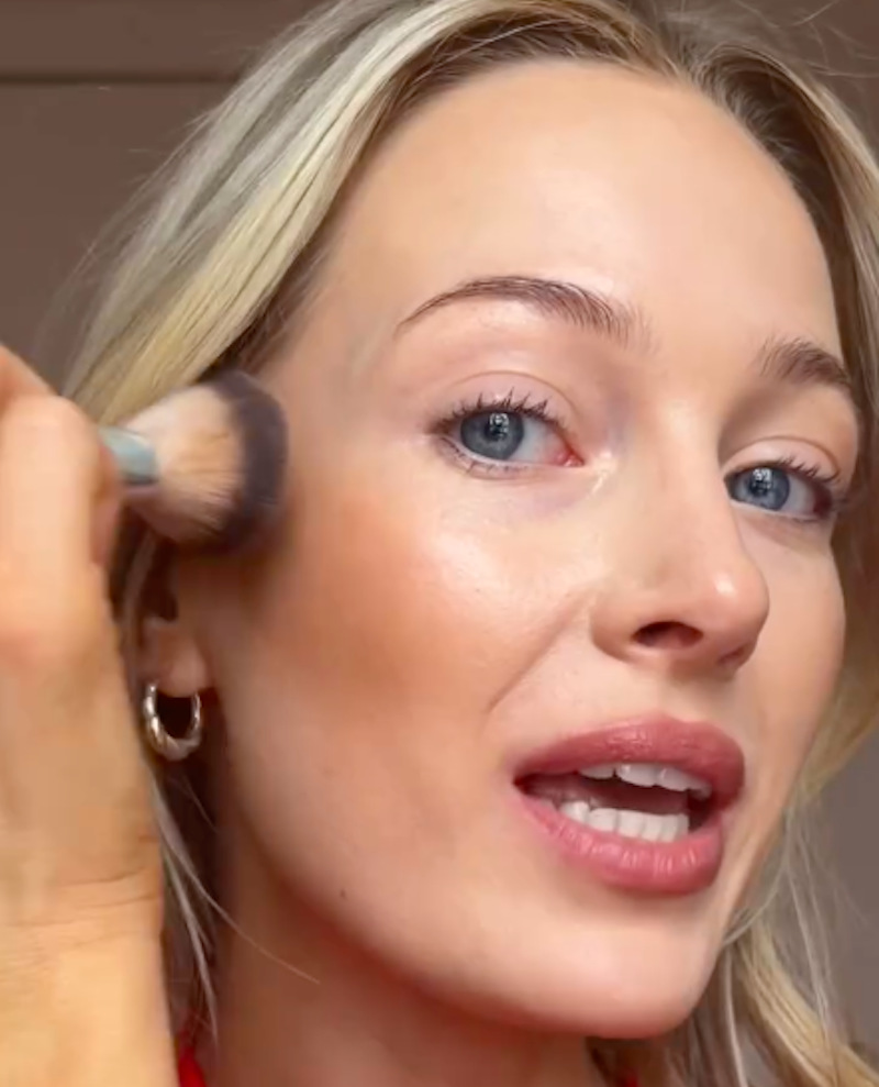 come-applicare-bronzer-effetto-lifting-zigomo