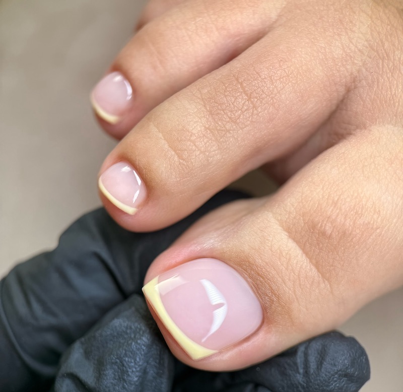 french-pedicure-gialla