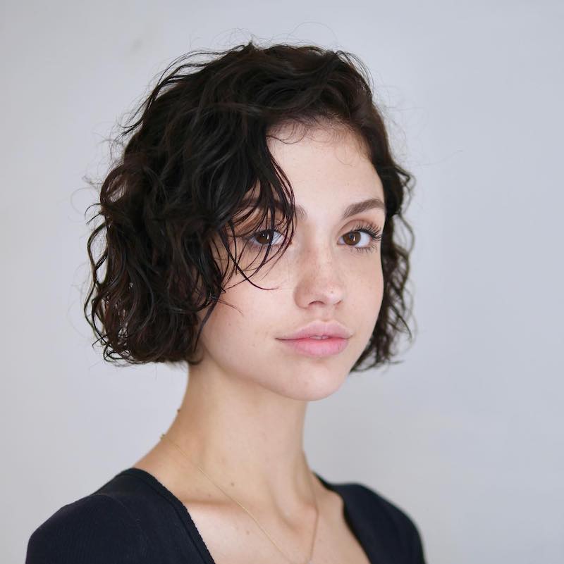 wet-look-capelli-caschetto-messy