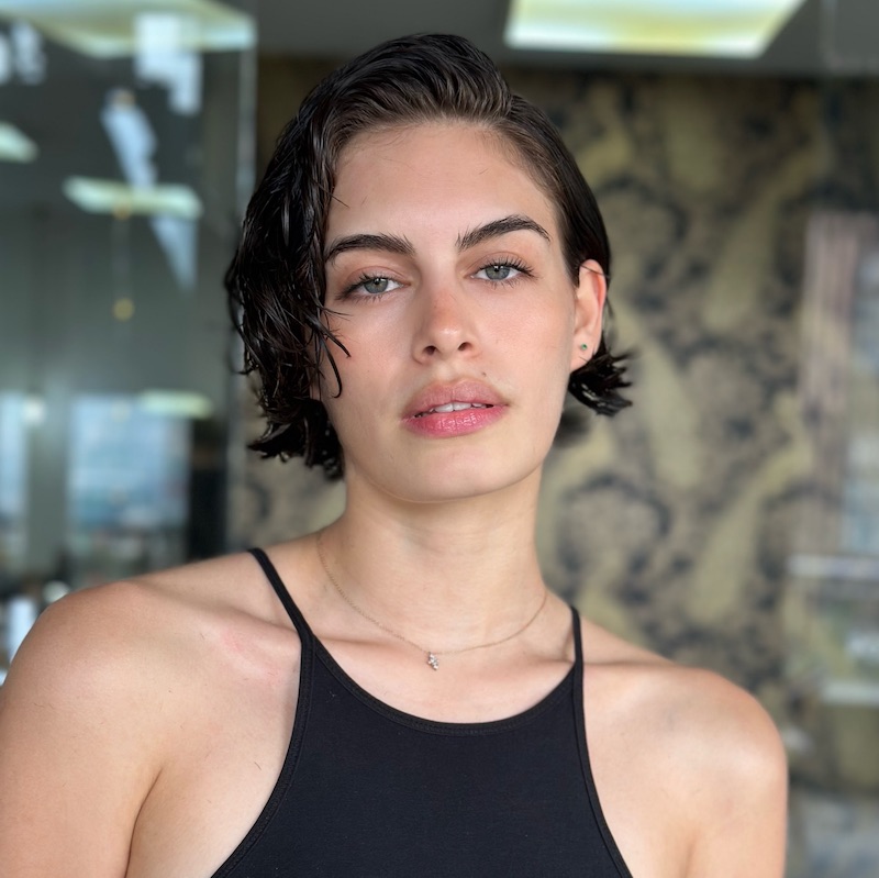 wet-look-capelli-caschetto-riga-laterale